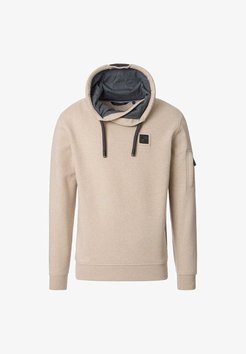 Helle beigefarbene Sweatshirt mit einer großen, gefalteten Kapuze mit einem dunkleren grauen Futter, verstellbaren Kordeln und einem Logo-Patch auf der Brust.