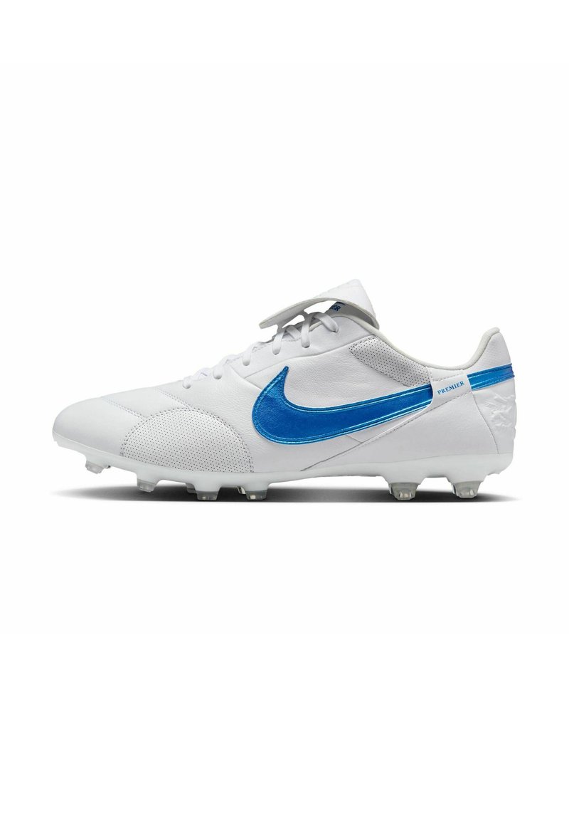 Botas de fútbol blancas con el swoosh azul de Nike, parte superior de cuero texturizado, cierre de cordones y cinco tacos de plástico en la suela para tracción.