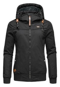 Svart jakke med glidelås i front, hette og fleecefôr, med elastiske mansjetter, snorjustering og lærdetaljer på hetten.