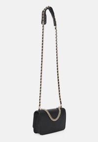 Černá obdélníková kabelka se zlatým řetízkem přes rameno, kožený materiál, hladká textura a řetízkový akcent na přední straně.