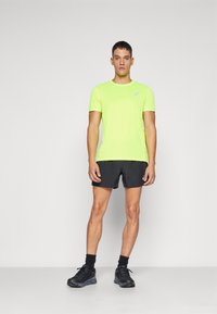 ASICS CORE TOP - Camiseta deportiva - safety yellow