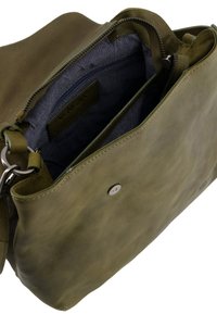 Oliveově zelená kožená taška přes rameno s klopou, magnetickým uzávěrem a vnitřní kapsou na zip podšitou tmavě šedou tkaninou.