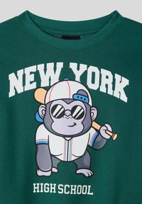 Felpa verde con un gorilla dei cartoni animati con occhiali da sole, una mazza da baseball e il testo "NEW YORK HIGH SCHOOL" in grassetto bianco.