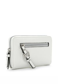 Portefeuille en cuir blanc avec fermeture éclair argentée, poche avant zippée et sangle décorative fixée à un anneau en métal.
