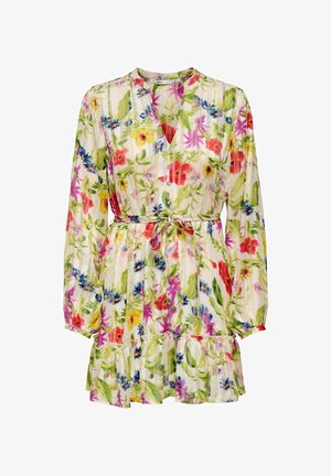 Langermet kjole med blomstermønster, knytting i midjen, volangkant, knappelukking foran og lyst flerfarget mønster på hvit bakgrunn.