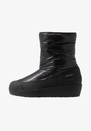 Černé kotníkové boty s jemným lesklým svrškem s prošívanou texturou, gumovou podrážkou a zaoblenou špičkou. Na boku s označením "Bally".