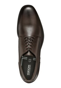 Scarpa da uomo in pelle marrone con design a lacci, superficie liscia, punta rotonda e accenti interni a contrasto; etichettata "GEOX ULTRA COMFORT."