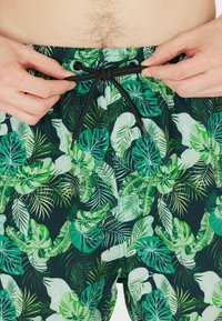 Cruz TOBY - Short de bain - print green leaf