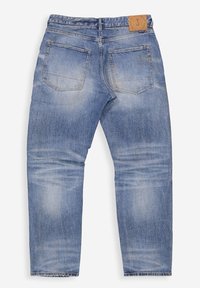Hellblaue, ausgewaschene Jeans aus Denim, rückseitig gezeigt, mit zwei Gesäßtaschen und einem braunen Leder-Label auf dem Bund.