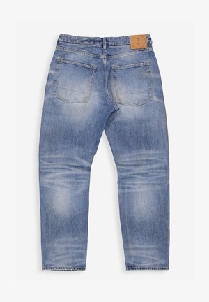 Lichtblauwe verwassen spijkerbroek, gezien van achteren, met twee achterzakken en een bruin leren merklabel op de tailleband.