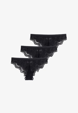 Trijų juodų nėrinių kelnaičių rinkinys su banguotais kraštais ir lygiu juosmeniu, puoštais sudėtingais gėlių motyvais visame audinyje.