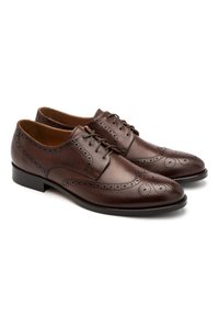 Hnědé kožené společenské boty s wingtip designem, perforovanými detaily, zaoblenou špičkou a tradičním šněrováním. Plný podpatek.