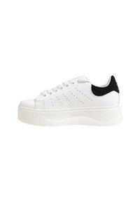 Sneaker bianca con un accento testurizzato nero sul tallone, tomaia in pelle liscia, design perforato e suola spessa rigata.