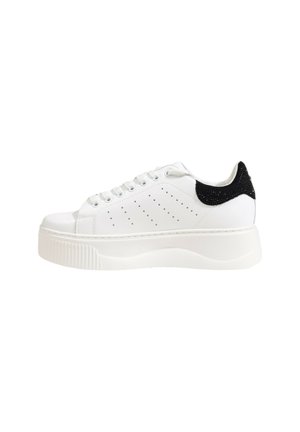 Sneaker bianca con un accento testurizzato nero sul tallone, tomaia in pelle liscia, design perforato e suola spessa rigata.