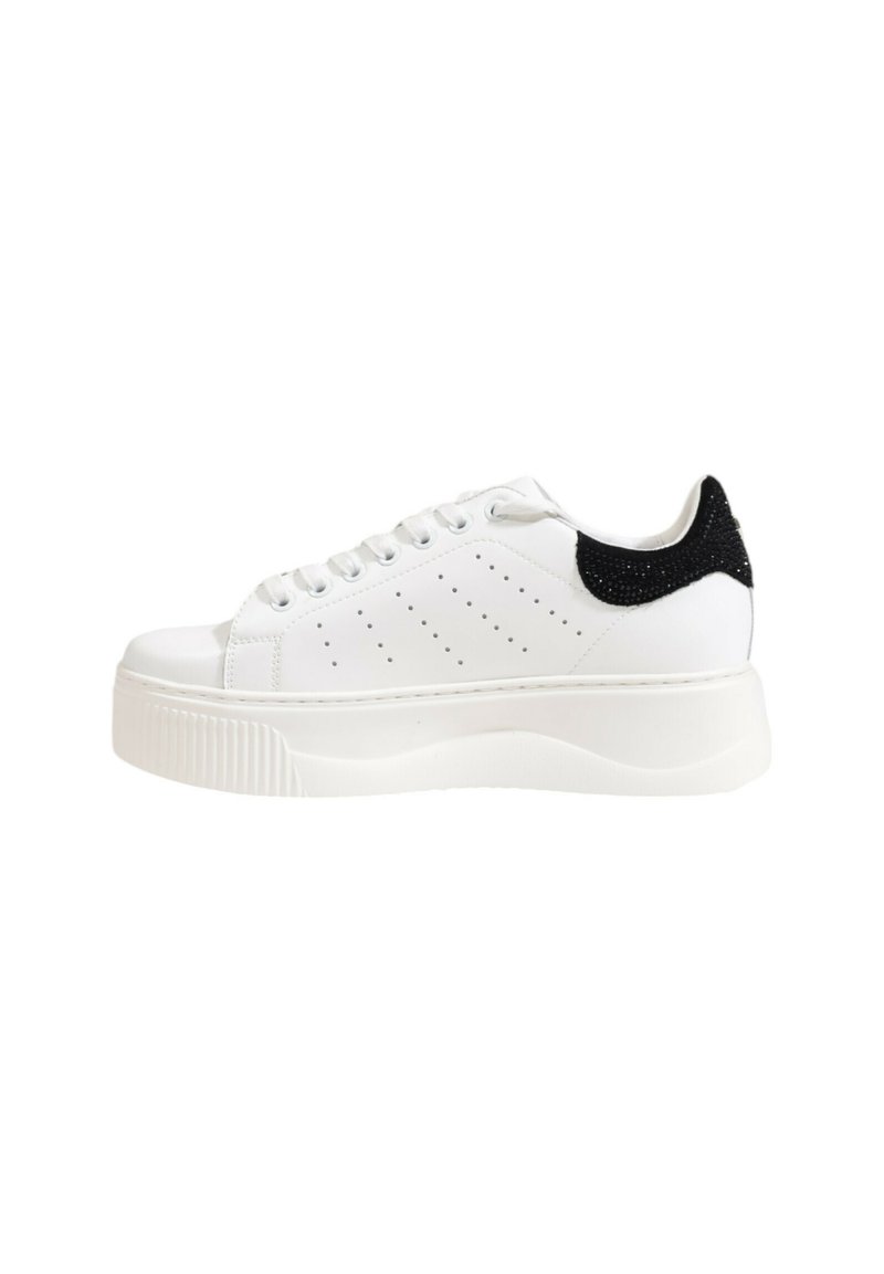 Sneaker bianca con un accento testurizzato nero sul tallone, tomaia in pelle liscia, design perforato e suola spessa rigata.