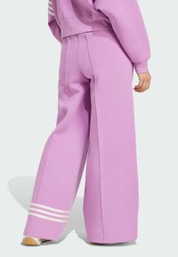 adidas Originals ADICOLOR NEUCLASSICS TRACK WIDE - Trainingsbroek - preloved purple
