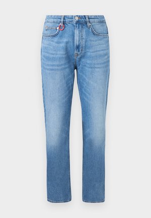 Lichtblauwe recht-uitlopende jeans met een hoge taille, voorzakken, knoopsluiting en een kleine rode ring aan de rechter voorste broeklus.
