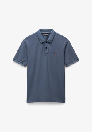 Marineblaues Poloshirt aus strukturiertem Stoff, mit einer Knopfleiste mit drei Knöpfen und kurzen Ärmeln. Kleines Logo mit einer Flaggen-Applikation auf der Brust.