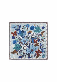 Conception florale mettant en valeur des fleurs bleues et rouges, entourées de feuilles vertes, sur un fond bleu clair avec une bordure décorative.