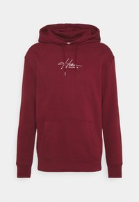 Sudadera con capucha burdeos hecha de una tela suave, que presenta un bolsillo canguro delantero y un logo bordado en blanco que dice "Hollister California".