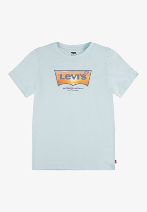 Camiseta de algodón azul claro con un gran gráfico del logo de Levi's en naranja y blanco centrado en el pecho. Mangas cortas y cuello redondo.