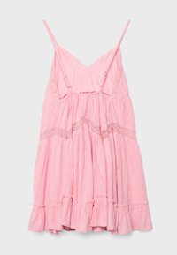 Ružové letné šaty bez rukávov s nastaviteľnými ramienkami, čipkovými vsadkami, nariasenými vrstvami a volánovým lemom na svetlom pozadí.