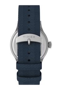 Reloj Timex con correa textil azul oscuro, hebilla de acero inoxidable plateado y caja de acero inoxidable. Resistente al agua hasta 50 metros.