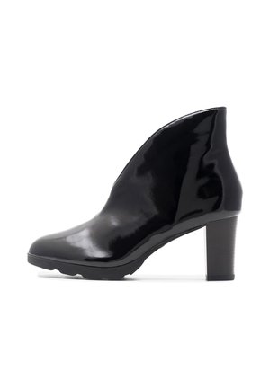 Czarne lakierowane botki za kostkę z ostrym noskiem i masywnym obcasem. Gładka, błyszcząca faktura i elegancki design.