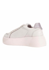 Sneakers grigio chiaro con una suola rosa texture, caratterizzati da un accento rosa luccicante sul tallone e una tomaia in pelle liscia con dettagli cuciti.