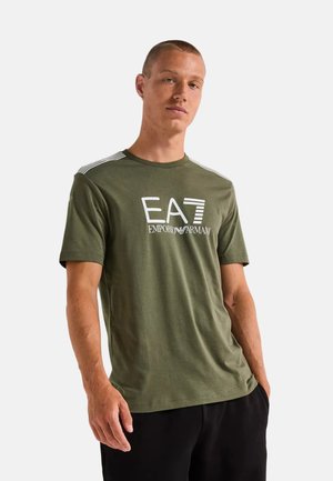 TRAIN  LINES M SS - Camiseta estampada - verde