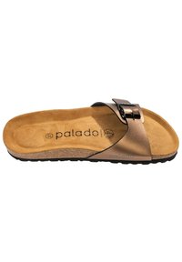 Brun lädersandal i slip-in-stil med en vadderad tan-fotbädd, ett svart band med en silver-spänne, och en texturerad svart yttersula.