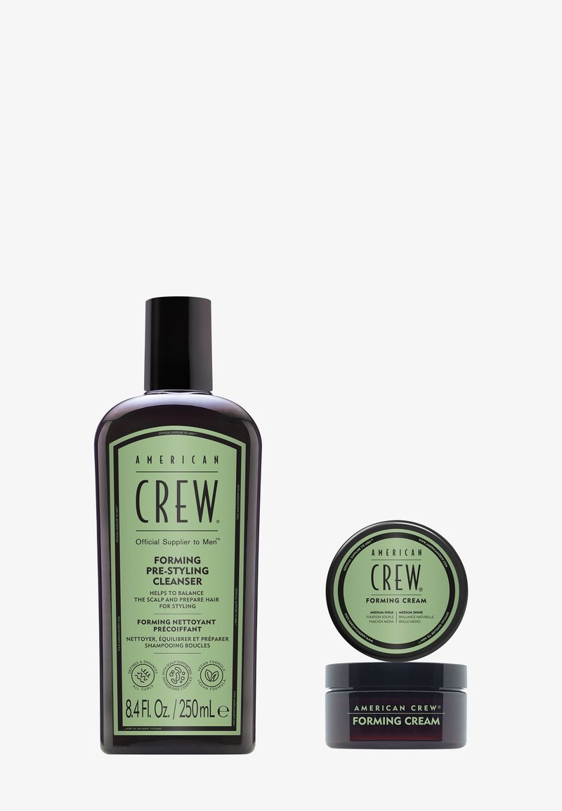 Produits capillaires American Crew : flacon de 250 ml de nettoyant pré-coiffant sculptant et petit pot de crème coiffante avec étiquettes vertes sur fond blanc.