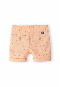 Pantaloni shorts color pesca realizzati in tessuto leggero, con piccole stampe di palme, tavole da surf e pesci. Due tasche posteriori con bottoni.