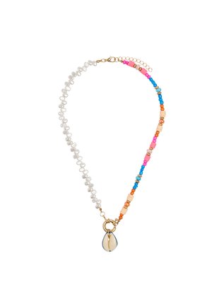 Asymetryczny naszyjnik z białymi perłami z jednej strony, kolorowymi koralikami z drugiej oraz centralnym wisiorkiem z małą muszlą cowrie.