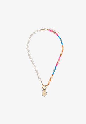 Asymetryczny naszyjnik z białymi perłami z jednej strony, kolorowymi koralikami z drugiej oraz centralnym wisiorkiem z małą muszlą cowrie.
