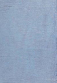 Helles blaues Gewebe mit einer weichen, strukturierten Oberfläche. Faltiges Erscheinungsbild mit glatter Oberfläche. Die Kanten sind leicht ausgefranst. Keine Muster oder Verzierungen.