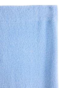 Ljusblå fluffigt tyg med mjuka, texturerade fibrer och en lätt vikt kant mot en vit bakgrund.