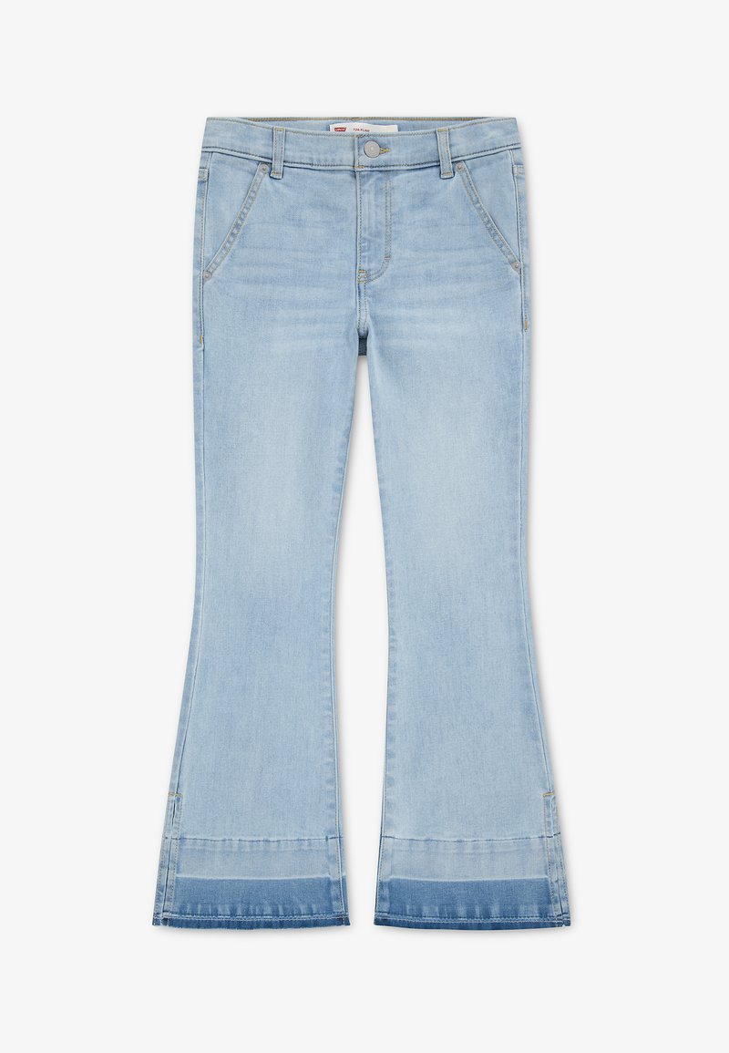 Jean en denim bleu clair légèrement évasé, avec une bordure bleu foncé à l’ourlet, poches avant et passants de ceinture.