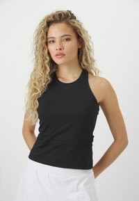 Crna sportska majica bez rukava izrađena od glatkog materijala, s okruglim izrezom i minimalističkim dizajnom s suptilnim detaljem logotipa.