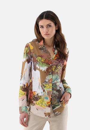 Kurzärmliges Hemd mit Kragen aus leichtem Stoff, das ein mehrfarbiges Blumenmuster auf braunem Hintergrund zeigt. Langärmliges Design.