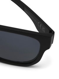 Schwarze Sonnenbrille mit dunklen Gläsern, rechteckigem Rahmen und strukturiertem Bügel für besseren Halt. Mit UV400-Schutz und Kategorie 3 Einstufung.