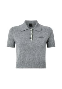 Sivi pleteni polo majica kratkih rukava, trokutasta dugmad, rebrasti rub i kontrastni bijeli detalj ovratnika. Prikazana etiketa marke.