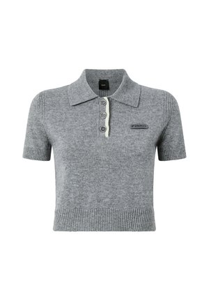 Polo de punto gris con mangas cortas, tapeta de tres botones, bajo acanalado y detalles de cuello blanco en contraste. Etiqueta de marca visible.