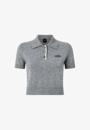 Polo de punto gris con mangas cortas, tapeta de tres botones, bajo acanalado y detalles de cuello blanco en contraste. Etiqueta de marca visible.