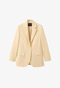 Blazer beige de un solo botón con solapas con muesca, dos bolsillos frontales con solapa y un bolsillo en el pecho, presentado sobre un fondo blanco.