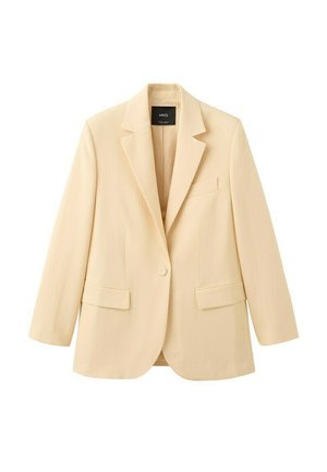 Blazer beige de un solo botón con solapas con muesca, dos bolsillos frontales con solapa y un bolsillo en el pecho, presentado sobre un fondo blanco.