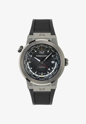 Montre Ferragamo GMT Timezoner avec bracelet en caoutchouc noir, boîtier en acier inoxydable, cadran noir, marqueurs d'heure blancs et noms de villes autour de la lunette.