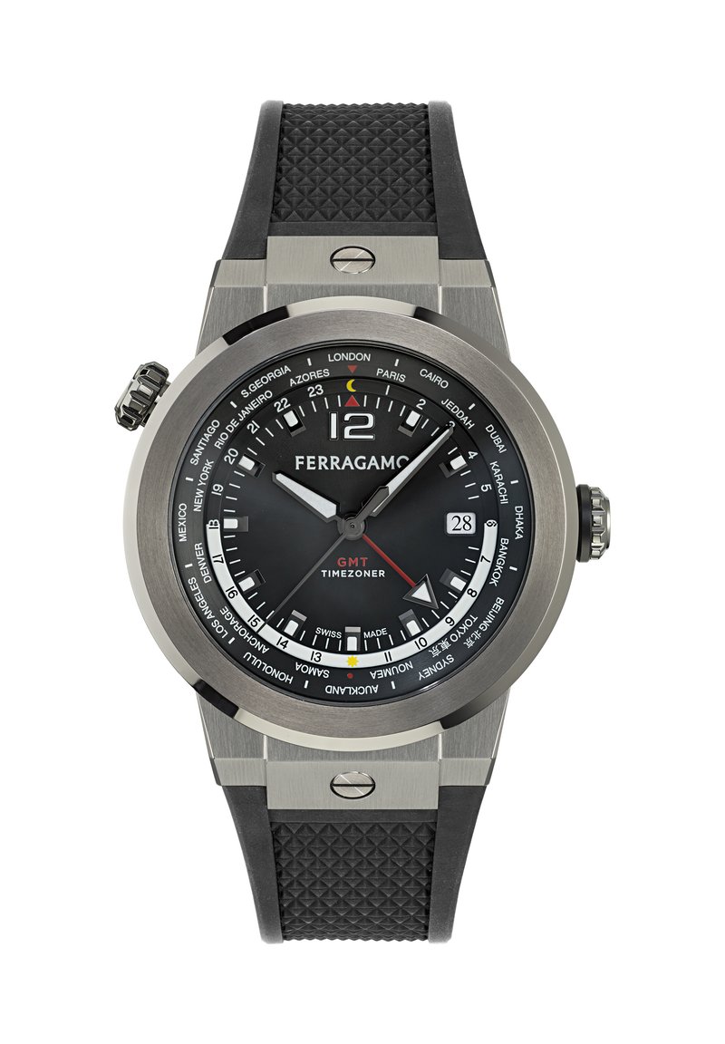 Ferragamo GMT Timezoner pulkstenis ar melnu gumijas siksniņu, nerūsējošā tērauda korpusu, melnu ciparnīcu, baltām stundu zīmēm un pilsētu nosaukumiem ap rāmīti.