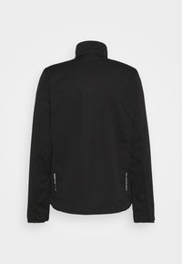 Zwarte jas met hoge kraag, lange mouwen en een gladde textuur. Bevat zijnaad met witte accenten. Minimalistisch ontwerp.