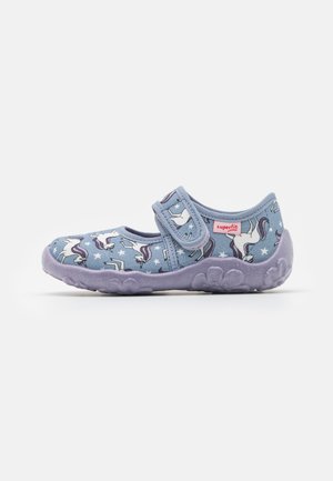 Bottines en toile bleue à enfiler avec un motif de licorne et d'étoiles, sangle ajustable et semelle en caoutchouc violette avec un design texturé.